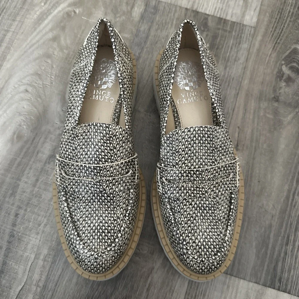 VINCE CAMUTO Womens Black Snake Penny Holder Platform Lug Sole Loafers Sz 6
